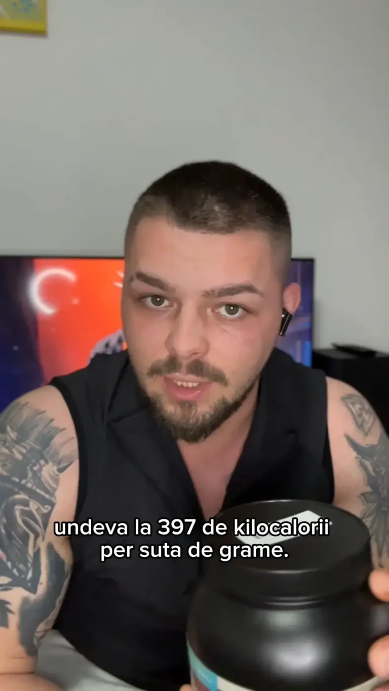 recenzie video ChocoProtein, bărbat sportiv prezentând proteina de la Mâna Naturii